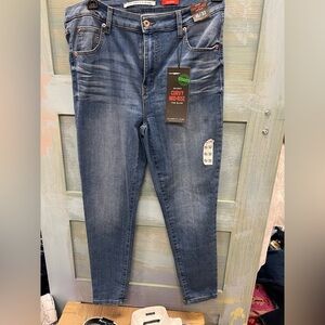 Celebrity Pink Skinny Curvy Mid-Rise Jeans